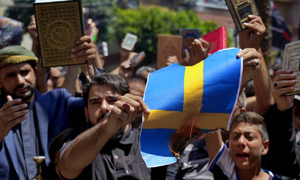 بعد حرق نسخة من القرآن… اشتباكات عنيفة في السويد
