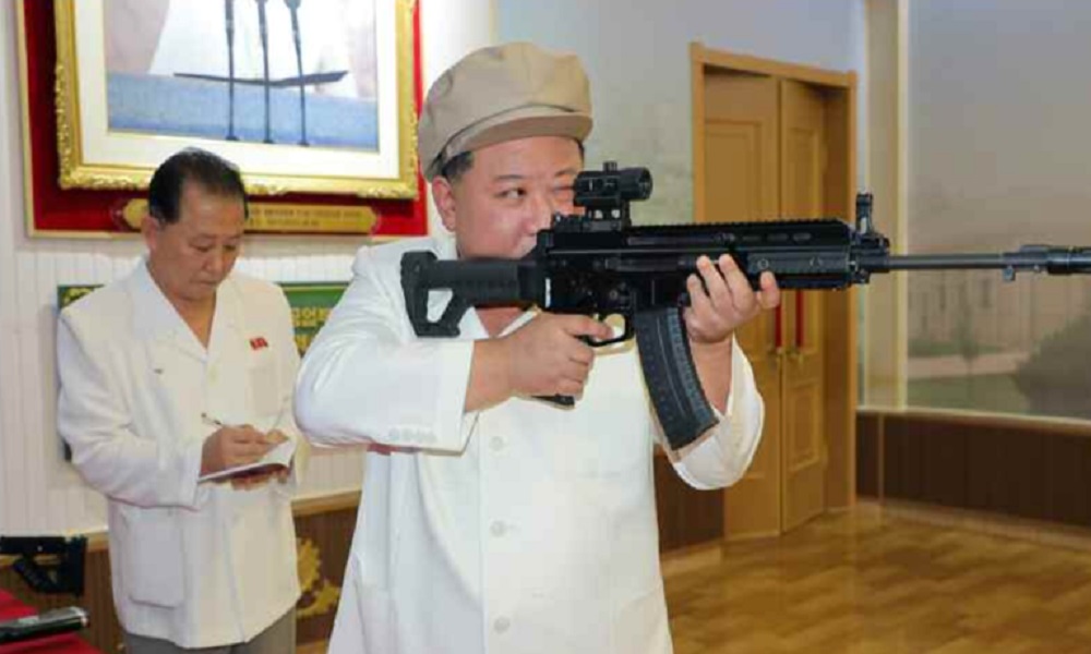 بالصور: زعيم كوريا الشمالية يتفقد مصانع الأسلحة في بلاده