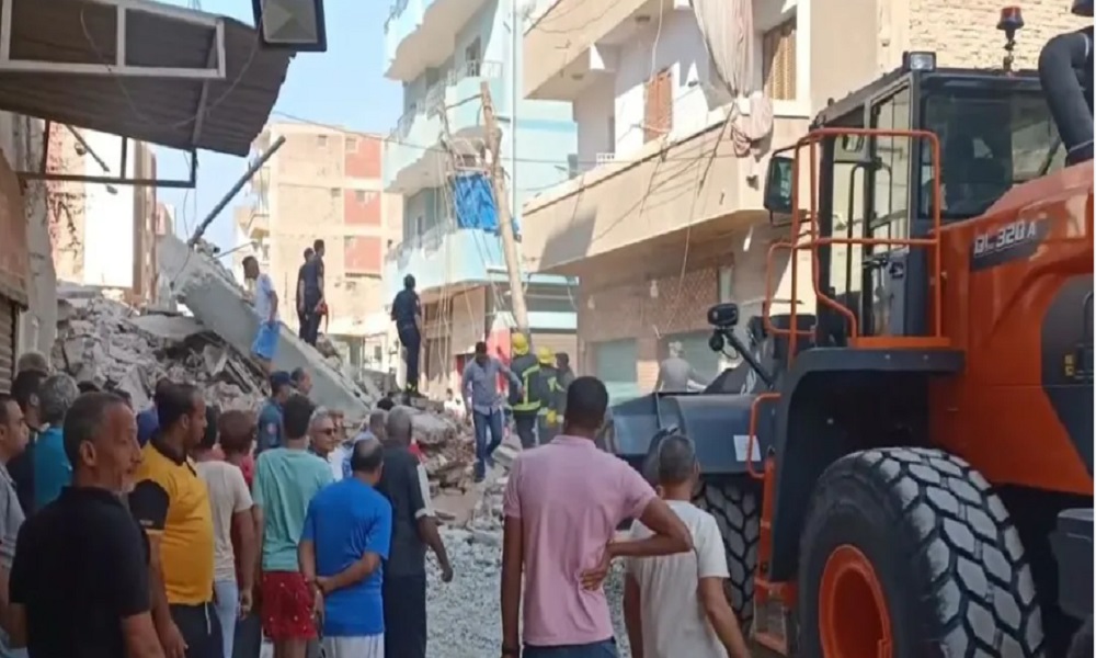 بالفيديو: قتلى بانهيار عقار سكني في مصر