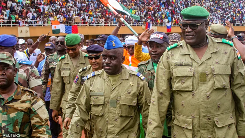 النيجر… المجلس العسكري يهدد السفير الفرنسي بـ”القوة”