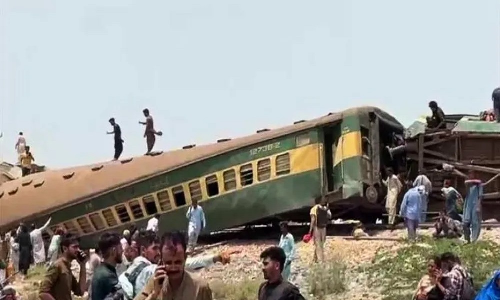 بالفيديو: ضحايا وجرحى جراء حادث قطار في باكستان