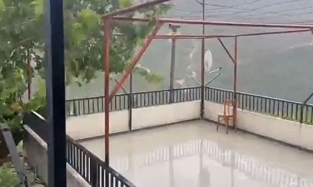 بالفيديو: أمطار بـ”نص آب”