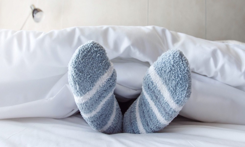 3 مخاطر قد يسبّبها ارتداء الجوارب أثناء النوم