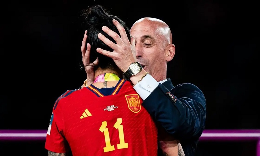 بعد “القبلة”… إستقالة رئيس الاتحاد الإسباني لكرة القدم