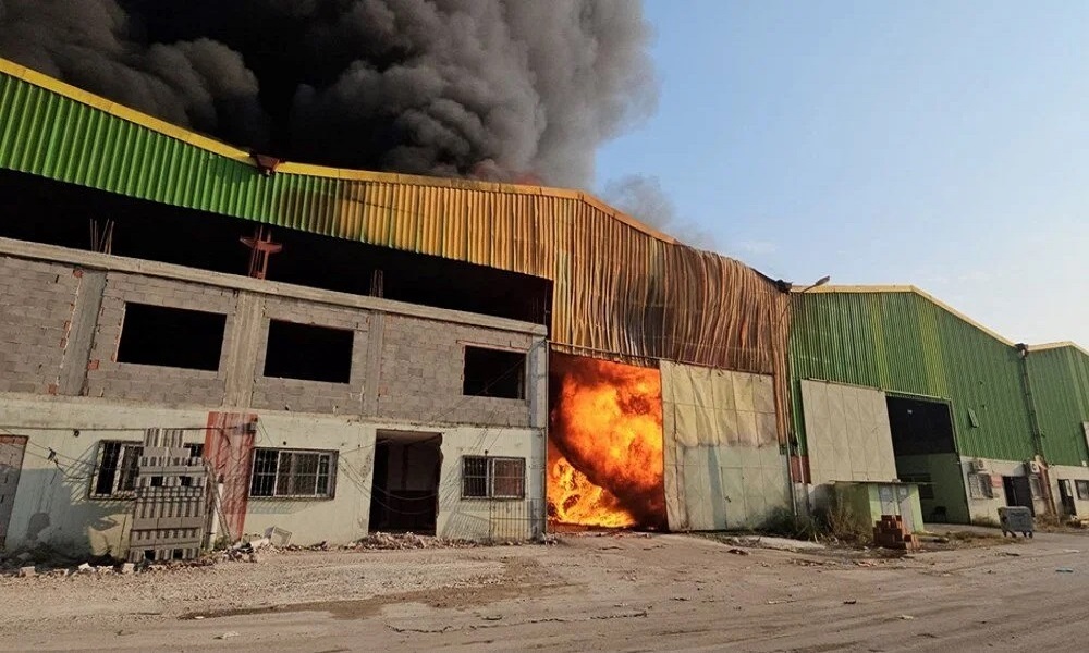 بالفيديو: حريق هائل داخل مصنع في أضنة