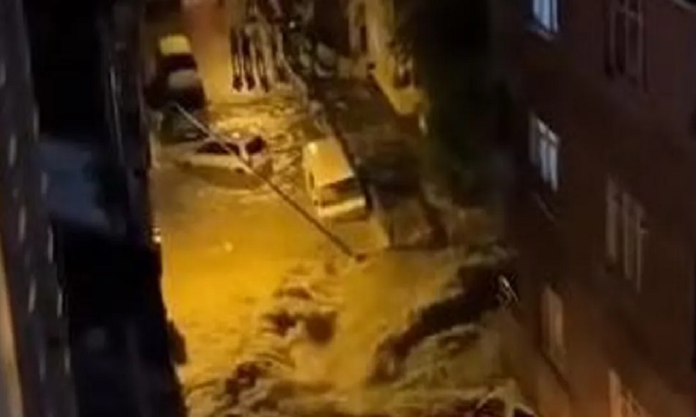 بالفيديو: الفيضانات تحاصر العشرات في إسطنبول