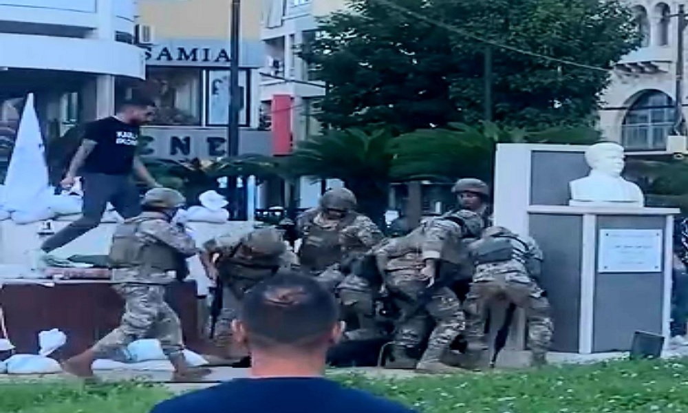 بالفيديو: مسلّح نصب متراساً في ساحة جونية