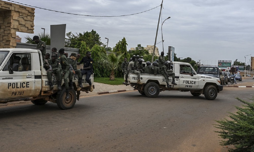 انقلابيو النيجر: القوات الفرنسية في وضع “غير قانوني”