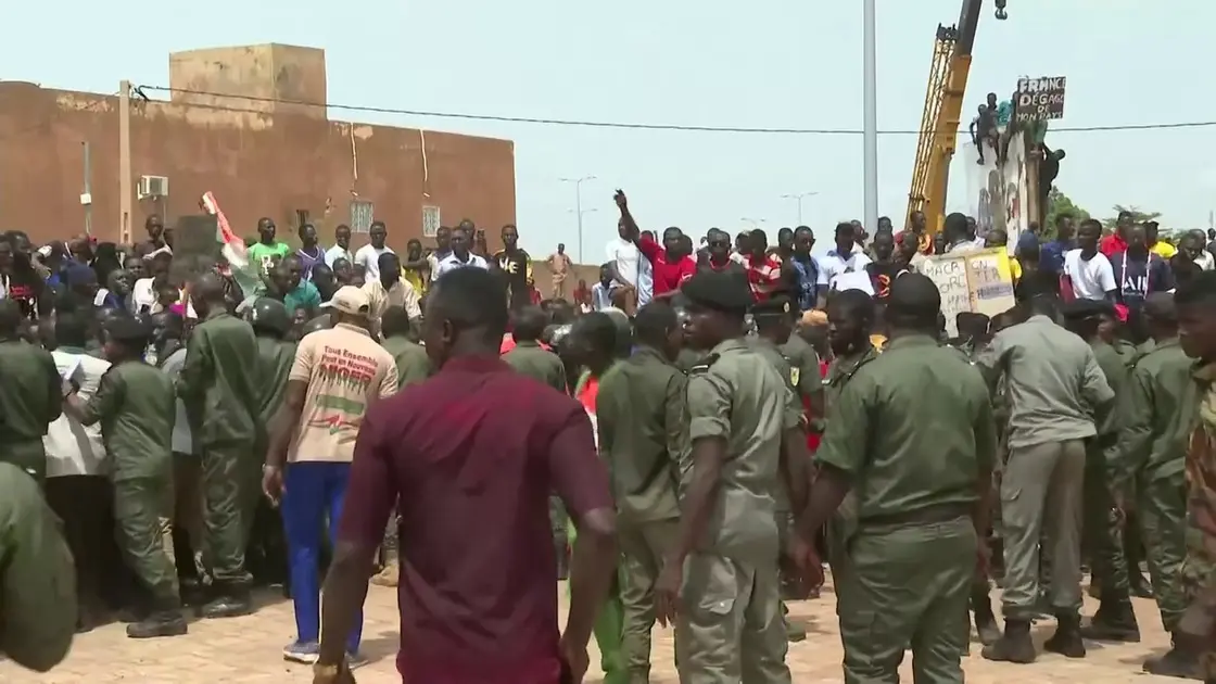 النيجر… بدء إجراءات ترحيل السفير الفرنسي وعائلته