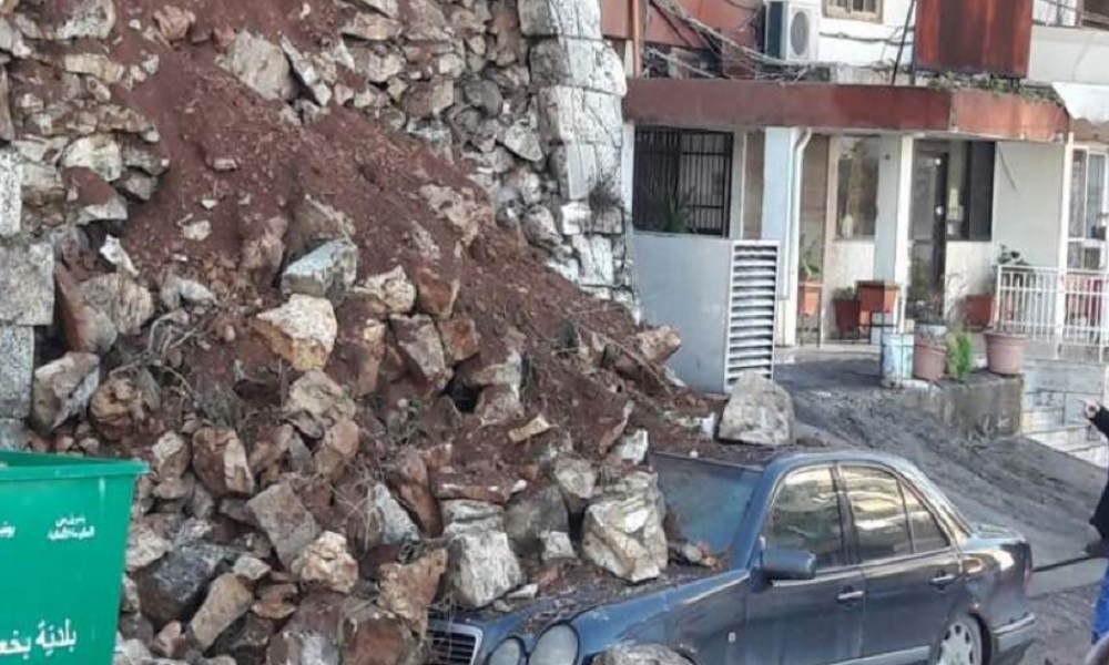 إنهيار جدار في بلدة عاصون ومناشدات لرفع الأضرار