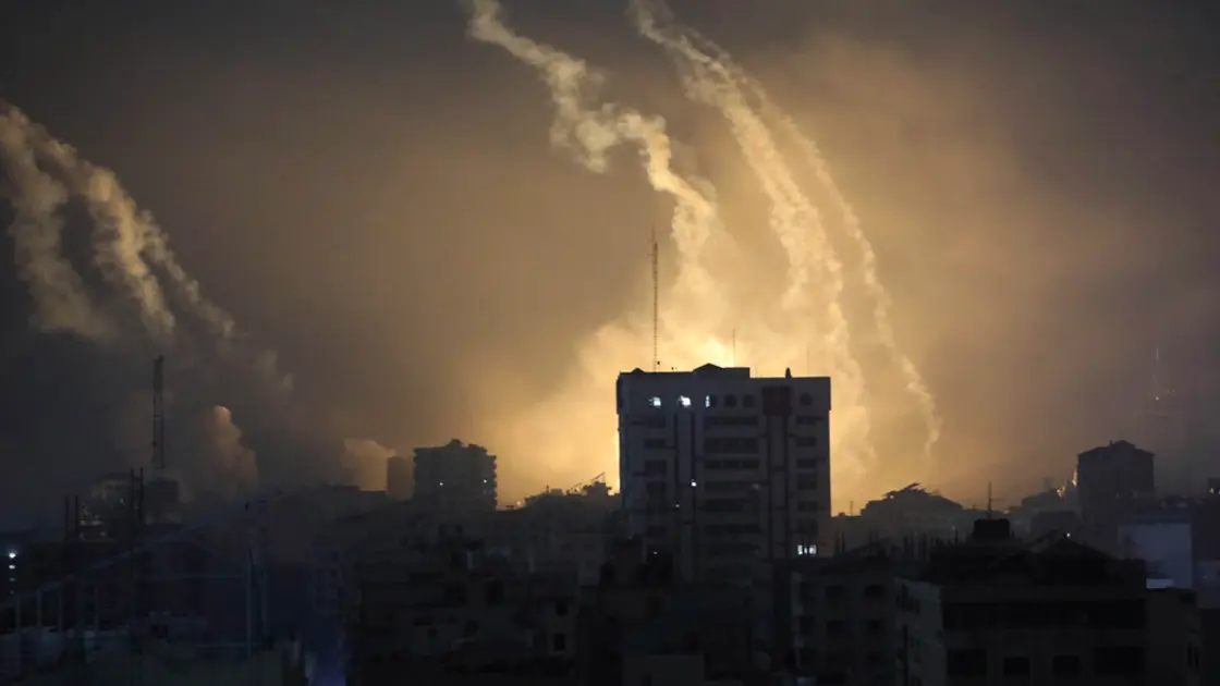 بالفيديو – قصف إسرائيلي لخان يونس يوقع 26 قتيلا
