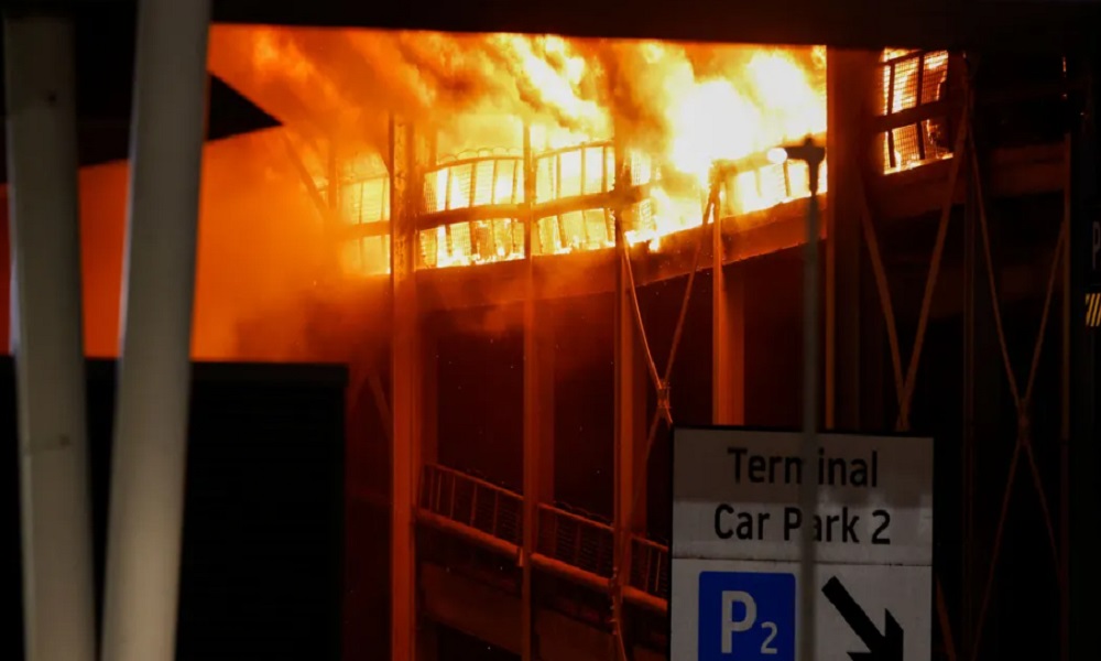 بالفيديو: حريق ضخم بمطار في لندن وتعليق الرحلات