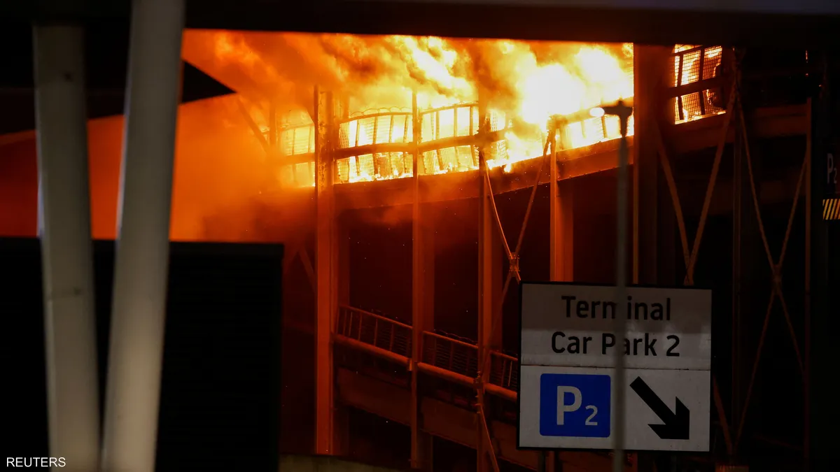 بالفيديو- حريق بمطار في لندن وتعليق جميع الرحلات