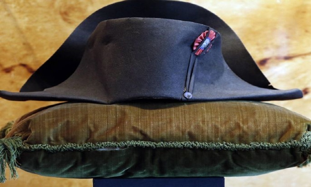 قبعة لنابليون بونابارت للبيع في مزاد بباريس