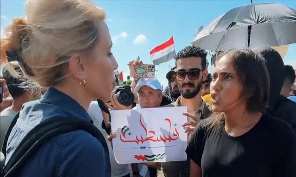 الناشطة المصرية رحمة زين لمراسلة cnn: أنت دمية! (فيديو)