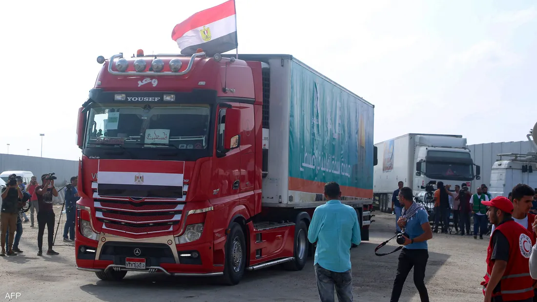 عبور 33 شاحنة مساعدات من مصر إلى فلسطين