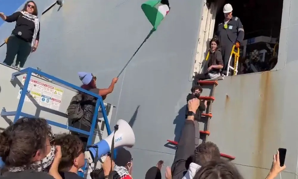 بالفيديو: متظاهرون مؤيدون لغزة يعترضون سفينة أميركية