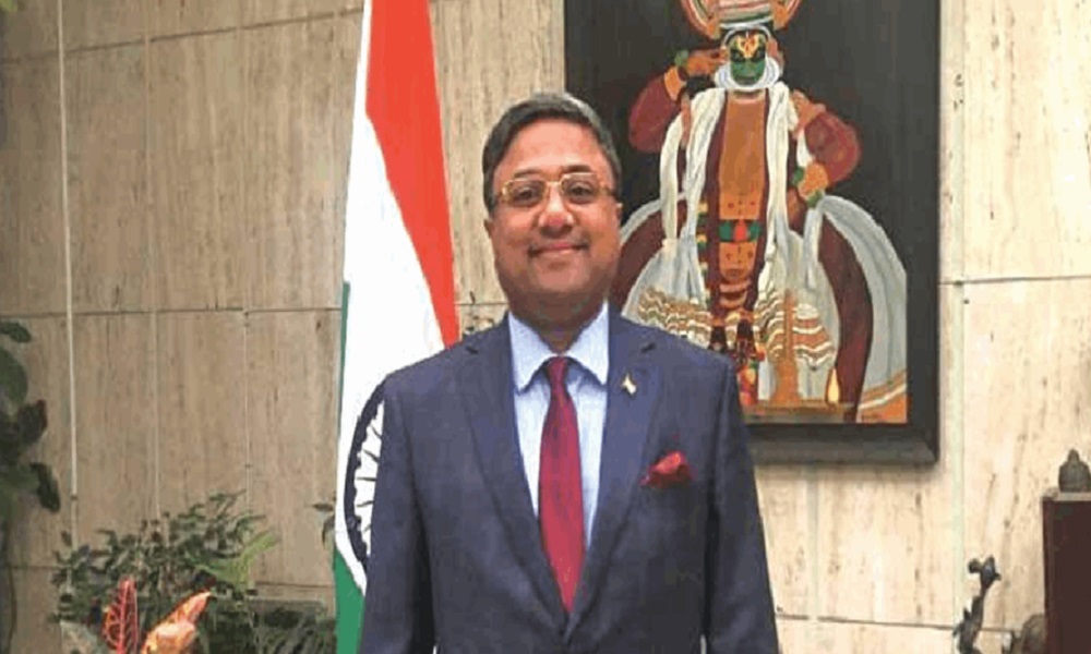 مولد كهربائي تقدمة من سفير الهند لـ”الخارجية”