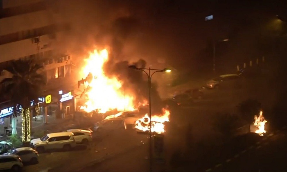 بالفيديو: حرائق في كريات شمونة جراء صواريخ آتية من لبنان