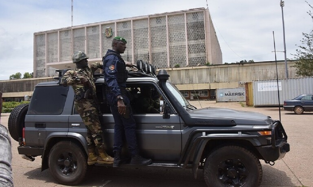 غينيا… إطلاق نار كثيف وقطع الطرقات المؤدية إلى العاصمة