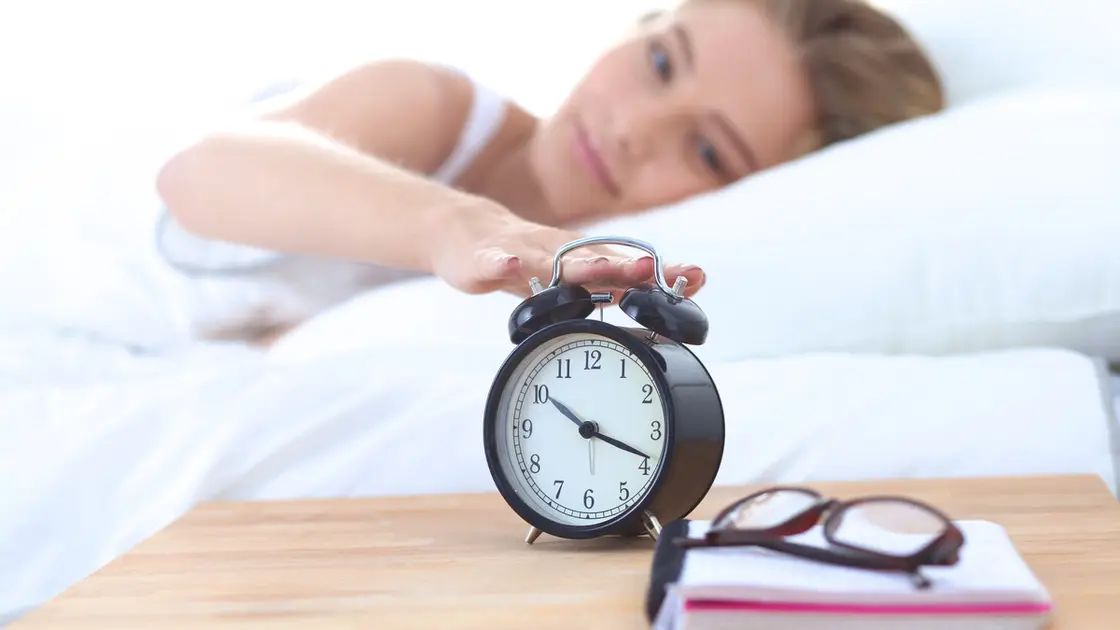 هل تصحو من النوم فوراً بعد قرع جرس المنبه؟