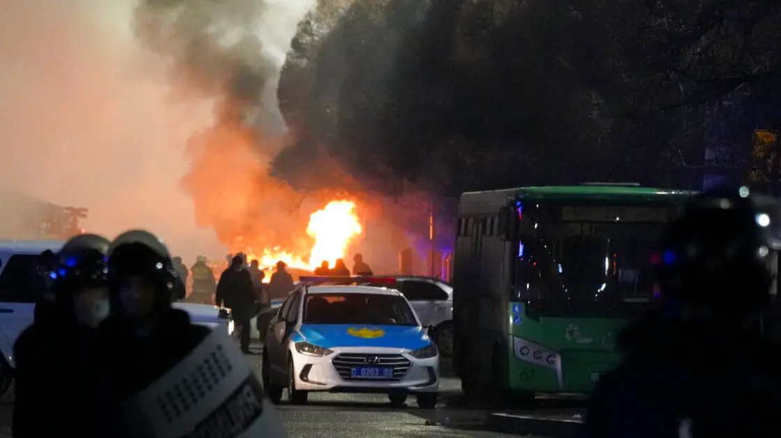 مقتل 13 شخصاً في حريق بفندق في كازاخستان