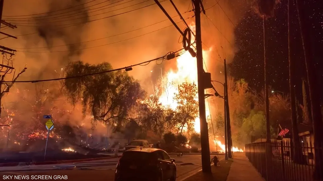 حريق يلتهم مساحة “6 ملاعب” في لوس أنجلوس