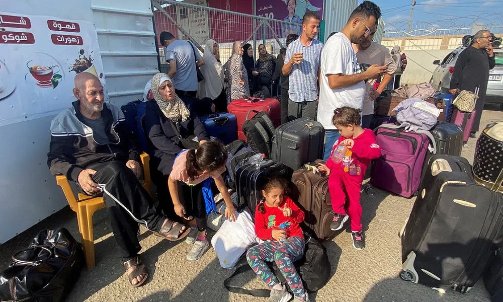 مئات الأجانب يخرجون من غزة إلى مصر