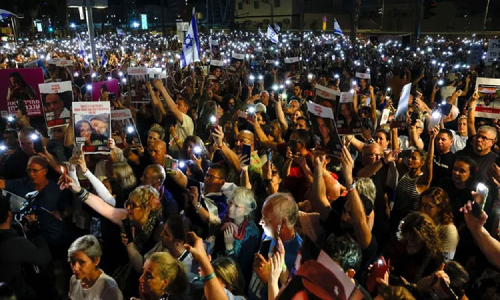 الآلاف يتظاهرون في إسرائيل ويصعدون الضغوط على نتنياهو