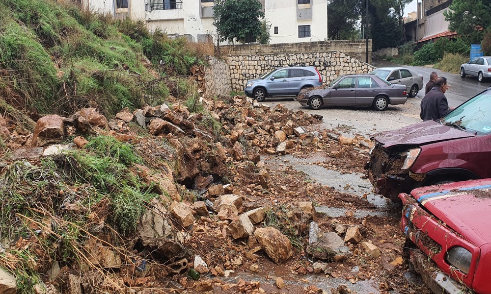 انهيار حائط صخري في كفرجوز… وتضرر 8 سيارات