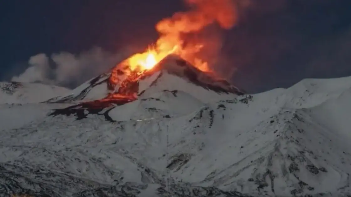 أطول حمم بركانية بأوروبا تندفع محاطة بالثلوج! (فيديو)