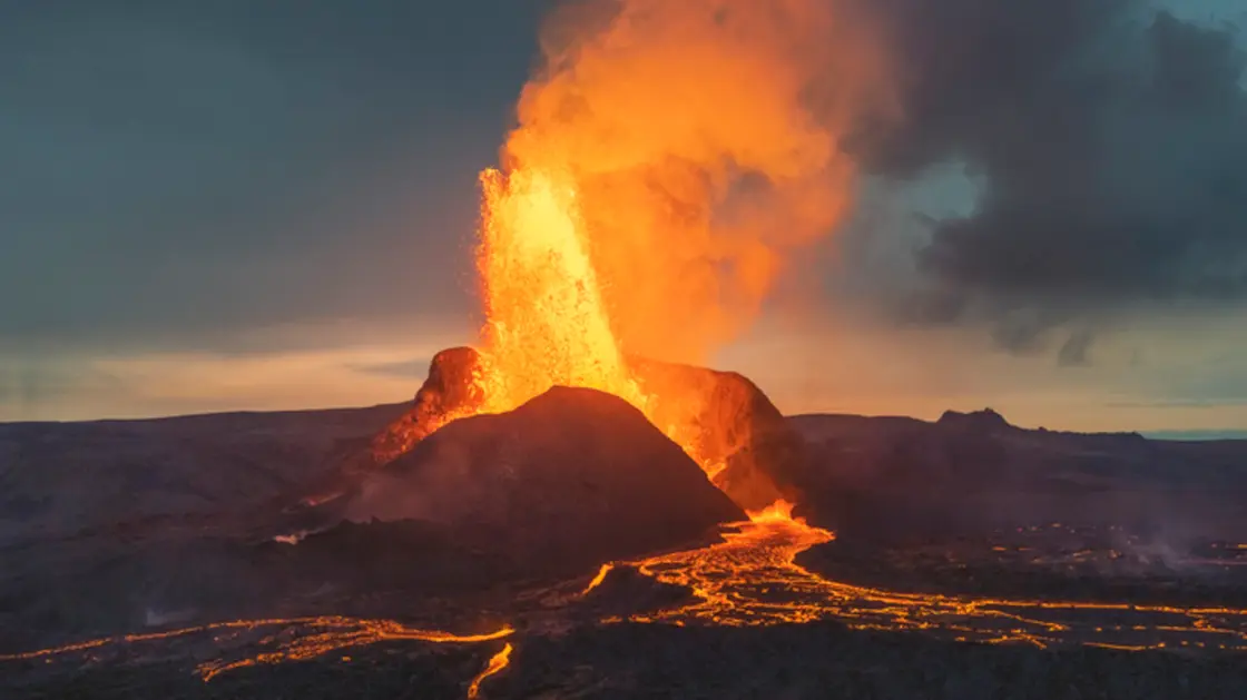 ثوران بركان جنوب غرب العاصمة الآيسلندية (فيديو)