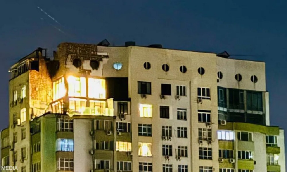 بالفيديو: مسيّرة إيرانية تصيب مبنى في كييف