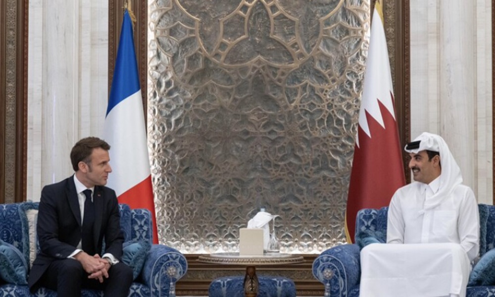 أمير قطر يبحث مع ماكرون وقف إطلاق النار بغزة