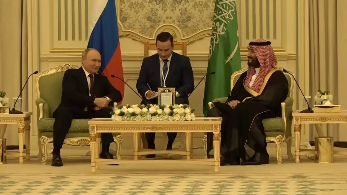 ولي العهد السعودي يصحح لمترجم بوتين!