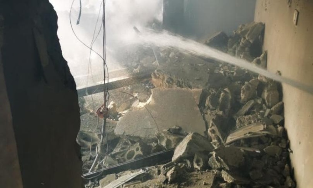 إخماد حريق داخل منزل جراء القصف الإسرائيلي