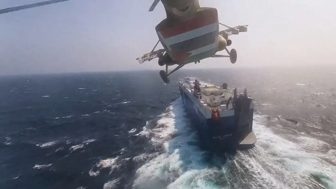 الحوثي يستهدف سفينة في البحر الأحمر