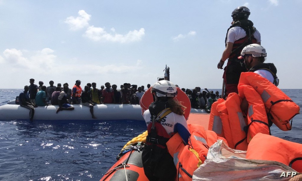 مقتل 61 مهاجرًا بعد غرق قارب قبالة ليبيا