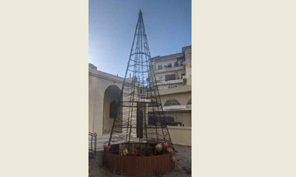 أحرقوا شجرة الميلاد بقنبلة مولوتوف في طرابلس!
