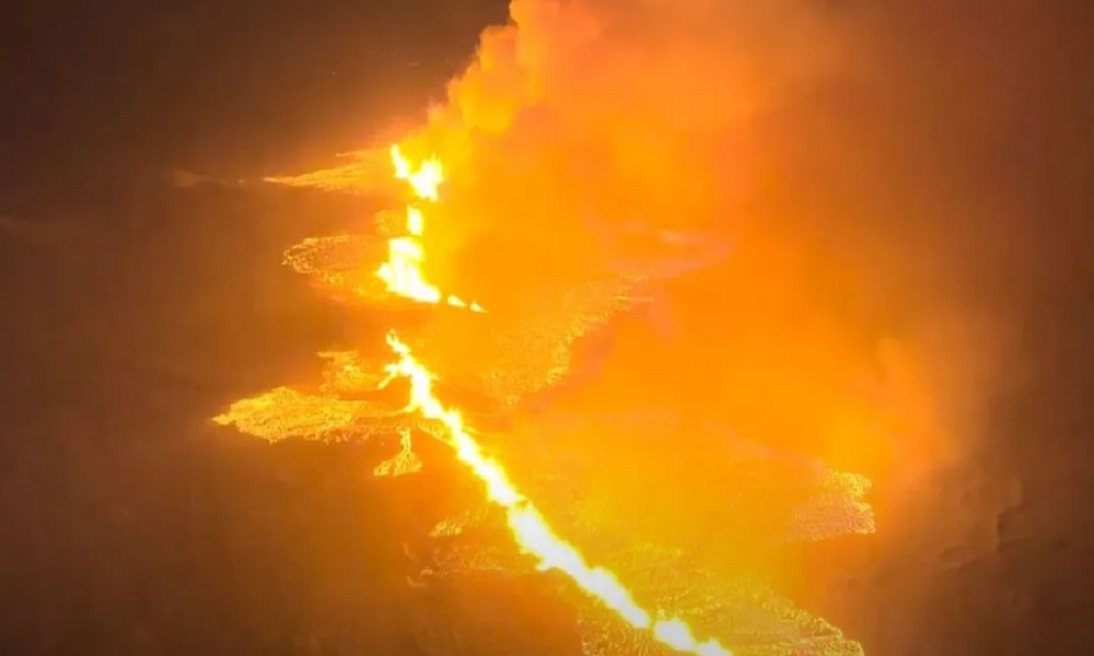 بالفيديو: بركان “مرعب” في سلسلة تلال أيسلندية