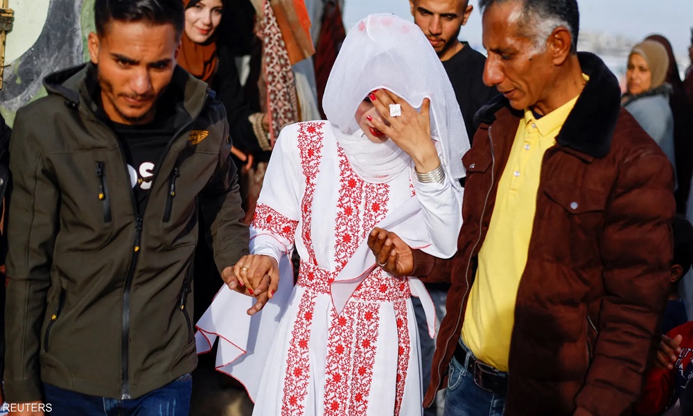 في غزة… عروسان يحتفيان بزفافهما رغم القصف