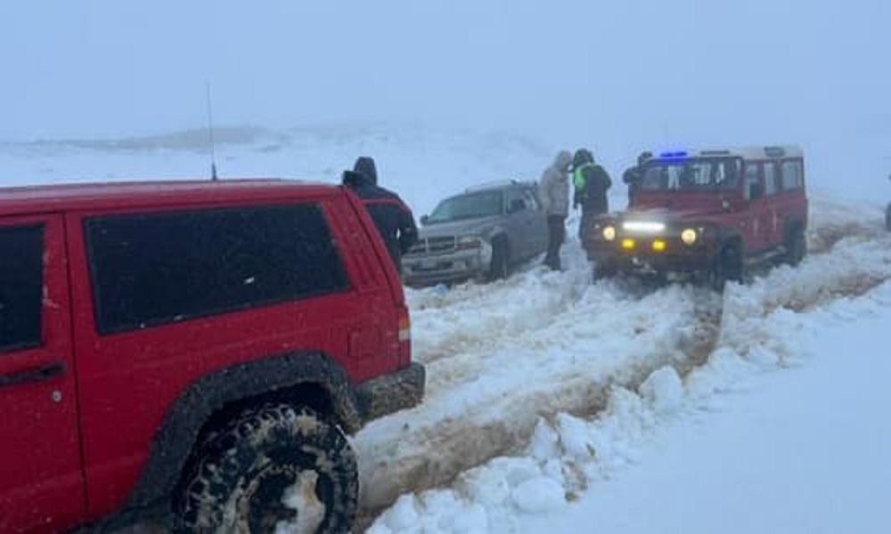 بالفيديو: إنقاذ 6 أشخاص حاصرتهم الثلوج