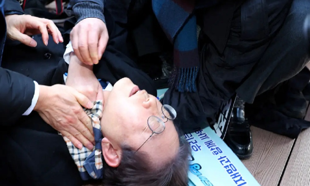 طعن زعيم المعارضة في كوريا الجنوبية برقبته