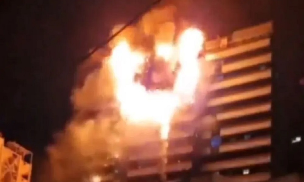 بالفيديو: حريق هائل بمستشفى غاندي في طهران