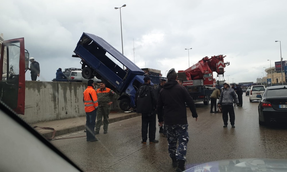 بالفيديو: إنقلاب شاحنة عند جسر سليم سلام