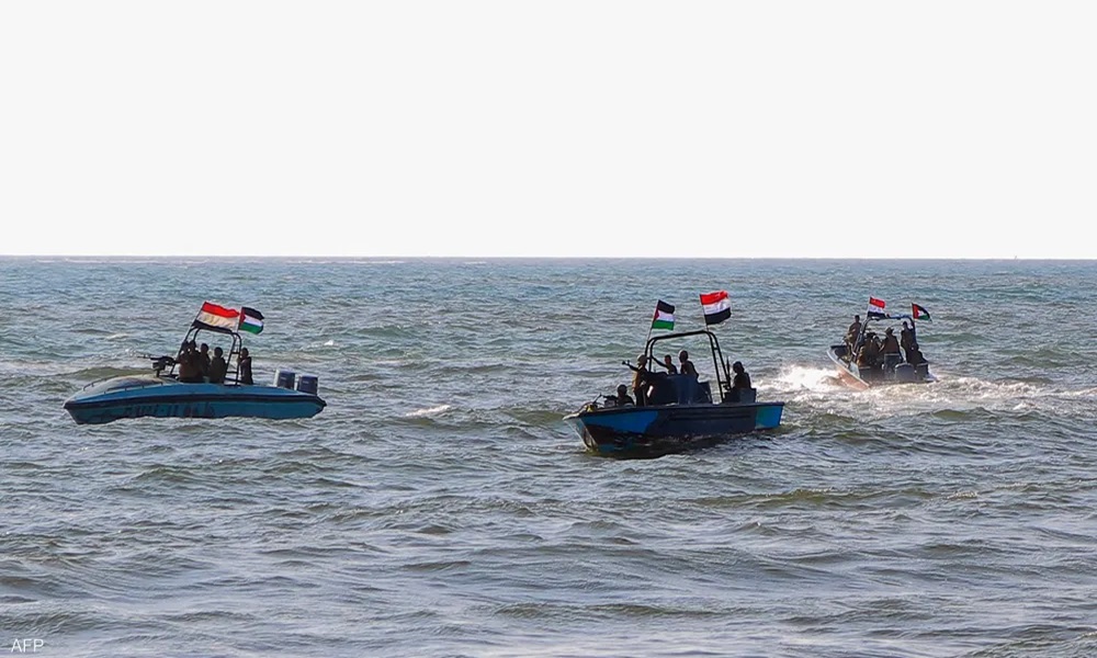 3 زوارق تقترب من سفينة تجارية قرب اليمن