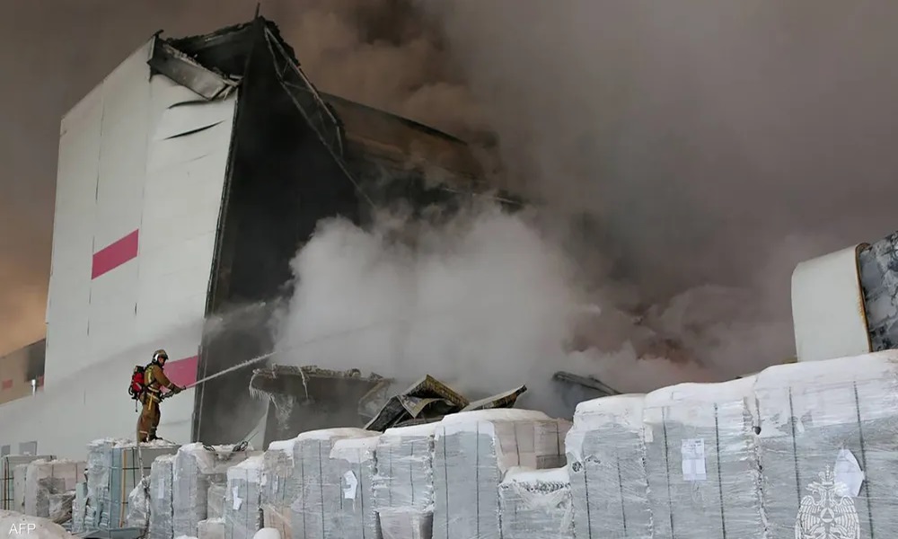 حريق هائل يلتهم مستودعًا كبيرًا في روسيا