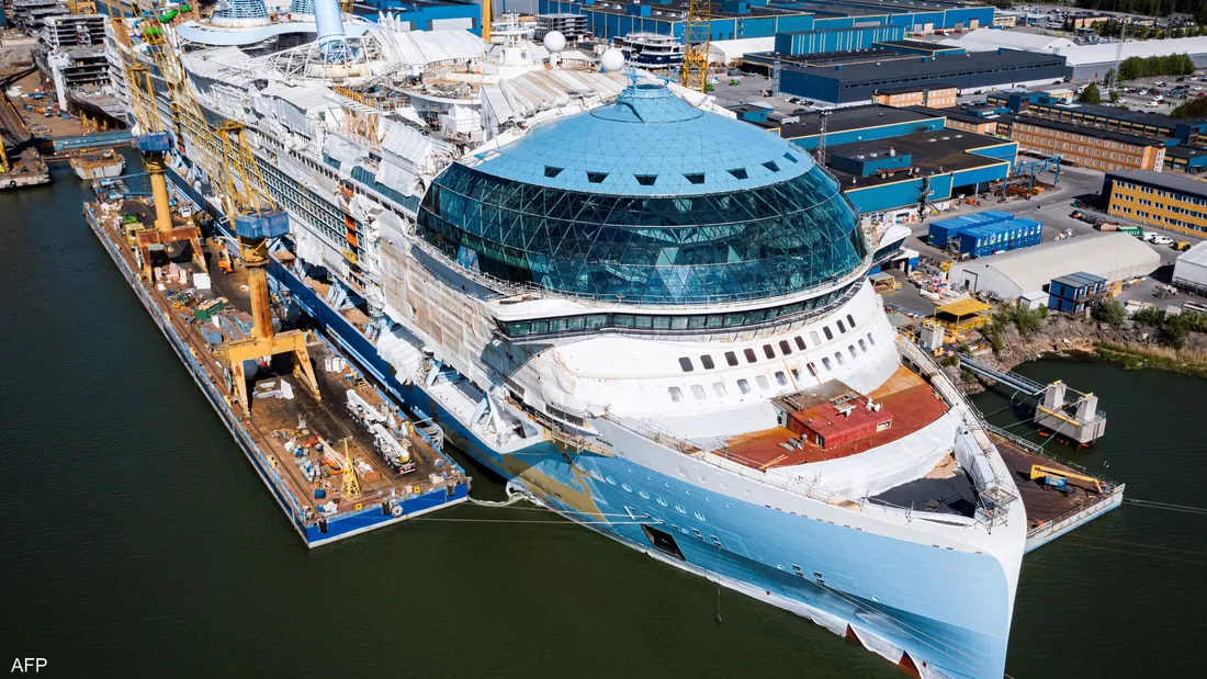 أول رحلة لـ”أيقونة البحار”.. أكبر سفينة سياحية بالعالم