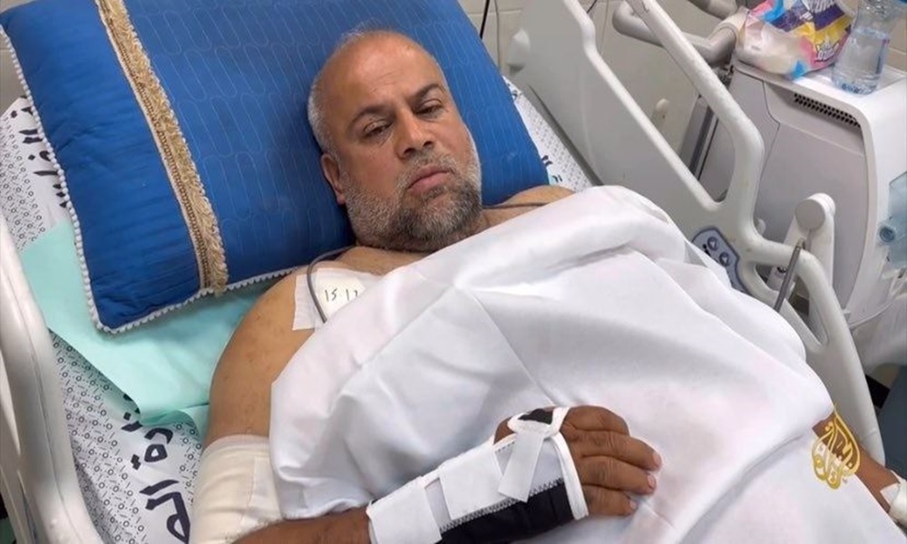 بالفيديو: معتز عزايزة يزور وائل الدحدوح في المستشفى
