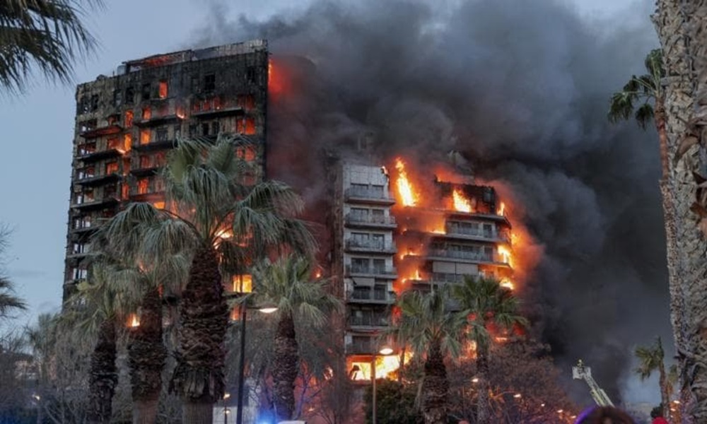 حريق هائل يلتهم مبنى في إسبانيا